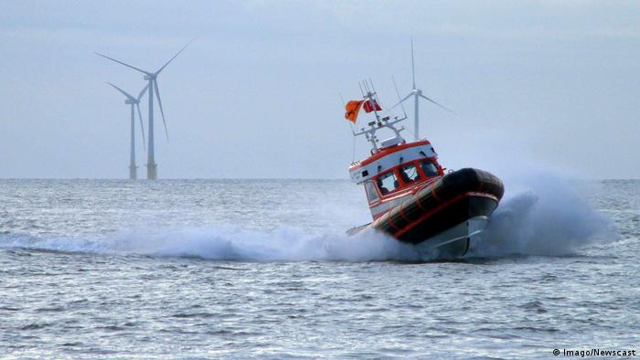 Rettungsboot vor Offshore-Windpark (Imago/Newscast)