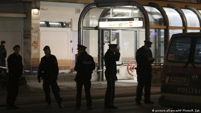 Police investigate the scene of the stabbing in Nestroyplatz (picture-alliance/AP Photo/R. Zak)