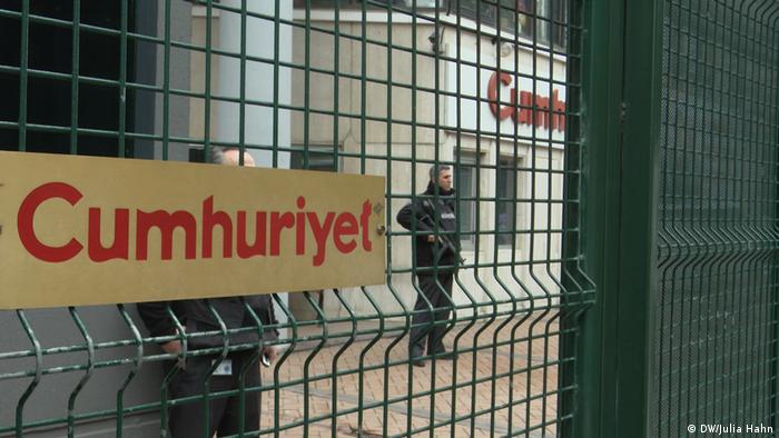 Türkei Zeitung-Medium Cumhuriyet (DW/Julia Hahn)