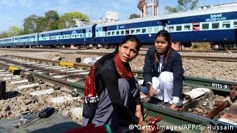Indien Jaipur Berufstätige Frauen (Getty Images/AFP/S. Hussain)