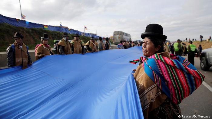 Bolivien 200km lange Flagge | Protest für Zugang zum Meer (Reuters/D. Mercado)