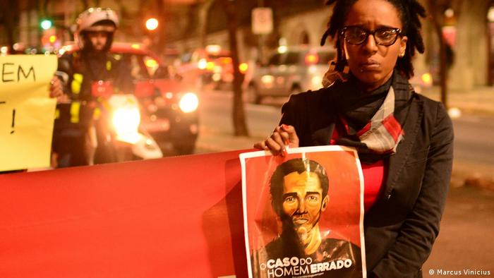 Camila Moraes segura cartaz de seu filme em manifestação contra violência policial contra negros, em Porto Alegre