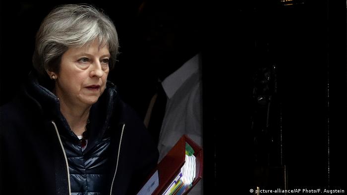 Großbritannien Theresa May, Premierministerin in Downing Street 10 (picture-alliance/AP Photo/F. Augstein)