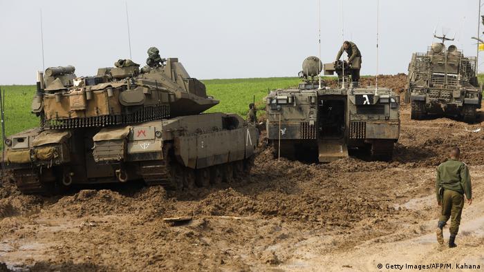 Israelische Panzer nahe der Grenze zu Gaza (Getty Images/AFP/M. Kahana)