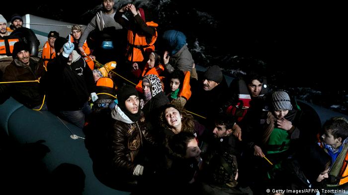 Griechenland Agathonisi Flüchtlinge in einem Dinghy werden von MOAS gerettet (Getty Images/AFP/A. Tzortzinis)
