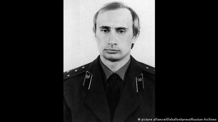 Vladimir Putin con un uniforme de la KGB.