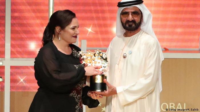 Der britische Lehrer Andria Zafirakou erhält den Global Teacher Prize von Scheich Mohammed bin Rashid al-Maktoum (Getty Images/K.Sahib)