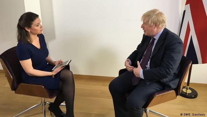 Zhanna Nemtsova spricht mit Boris Johnson (DW/E. Danilovic)