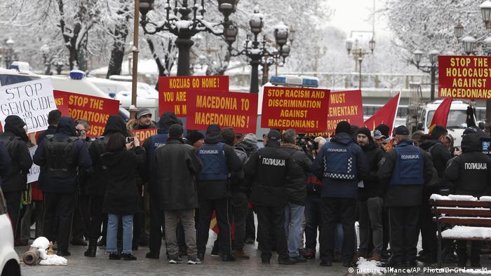 Mazedonien Griechenland Nikos Kotzias bei Nikola Dimitrov in Skopje Protest (picture-alliance/AP Photo/B. Grdanoski)