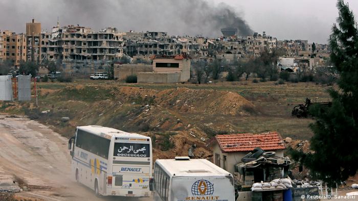 Syrien - Ost Ghuta - Busse dringen in Harasta Rebellengebiet ein (Reuters/O. Sanadiki)