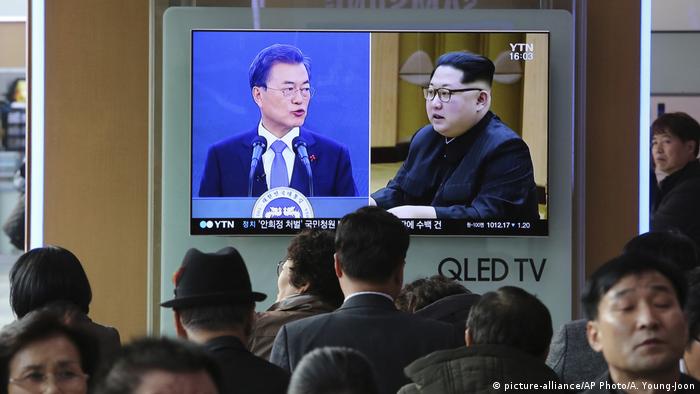 Nordkorea SÃ¼dkorea innerkoreanische GesprÃ¤che Moon Jae-in und Kim Jong Un (picture-alliance/AP Photo/A. Young-Joon)