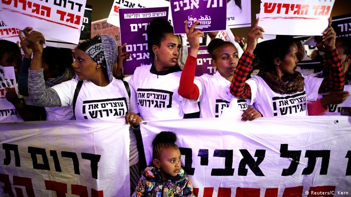 Israeli media said up to 25,000 took part in Saturday's rally, ahead of the Supreme Court ruling on the deportations (Reuters/C. Kern)