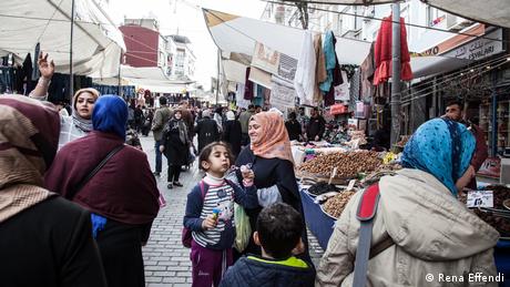 Marktszene im konservativen Istanbuler Stadtviertel Fatih (Rena Effendi)