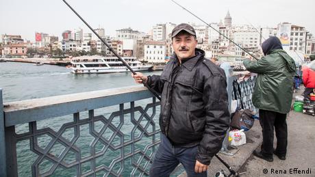 Porträt eines Anglers auf der Galata-Brücke in Istanbul (Rena Effendi)