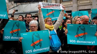 Spanien Barcelona Demonstration nach Inhaftierung von Puigdemont (Getty Images/AFP/L. Gene)