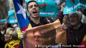 Spanien Barcelona Demonstration nach Inhaftierung von Puigdemont (picture-alliance/AP Photo/E. Morenatti)