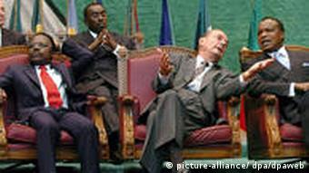 Jacques Chirac mit Omar Bongo und Denis Sassou Nguesso (picture-alliance/ dpa/dpaweb)