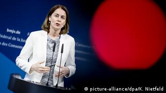 Berlin Bundesjustizministerin Katarina Barley nach Treffen mit Facebook-Delegation (picture-alliance/dpa/K. Nietfeld)
