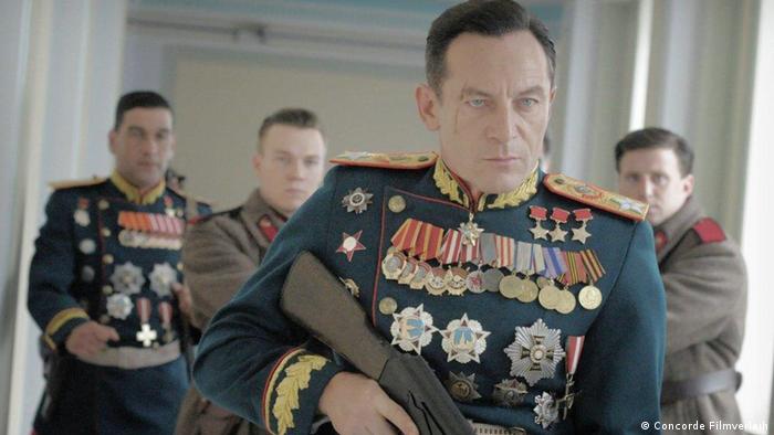 Ator Jason Isaacs no papel do general rebaixado Jukov, em cena de A morte de Stalin