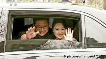 Kim Jong Un in China mit seiner Frau (picture-alliance/AP/CCTV)