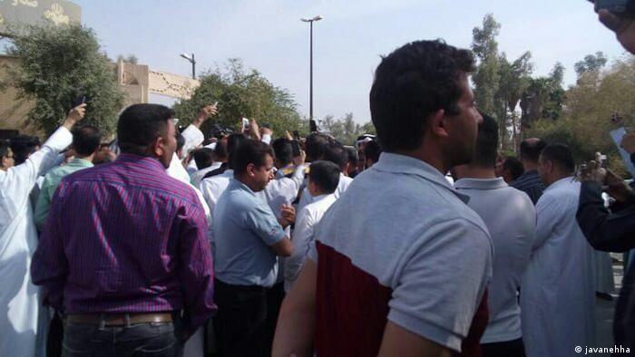 شهروندان عرب اهواز در اعتراض به آنچه آن را رفتارهای نژادپرستانه می‌خواندند، در برابر صدا و سیمای خوزستان تجمع کردند