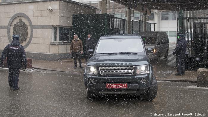 Russland Ein Auto verlässt die britische Botschaft in Moskau (picture alliance/AP Photo/P. Golovkin)