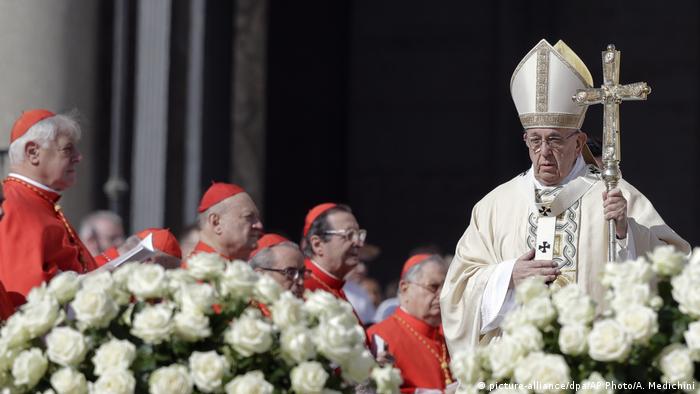 Vatikan Papst hält Ostermesse (picture-alliance/dpa/AP Photo/A. Medichini)