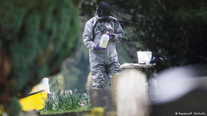 Großbritannien Friedhof in Salisbury | Untersuchung Grab von Ludmilla Skripal (Reuters/P. Nicholls)