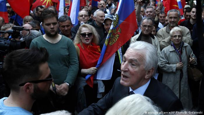 Mazedonien pro-russische Demos in Skopje Oleg Shcherbak Botschafter (picture-alliance/AP Photo/B. Grdanoski)