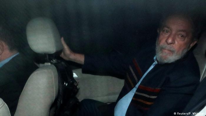 Экс-президент Бразилии Лула да Силва садится в машину в Сан-Паулу