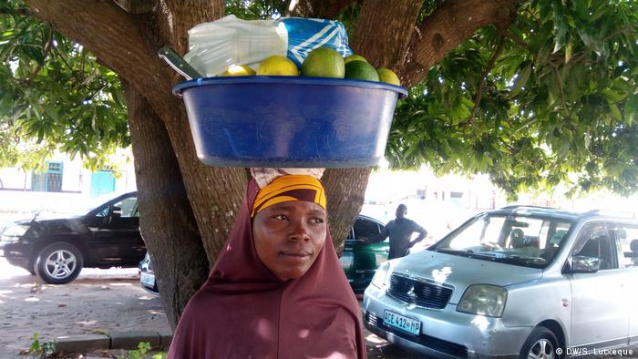 Mosambik Atija Momade Obstverkäuferin em Nampula (DW / S. Lutxeque)