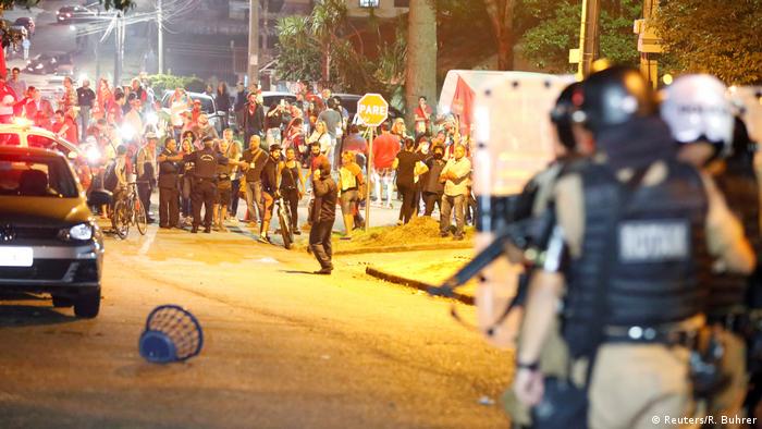Curitiba'da Lula destekçileriyle güvenlik güçleri arasında yaşanan çatışmalardan bir kare