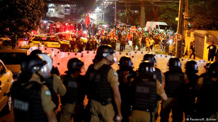 Brasilien Curitiba Ausschreitungen vor Polizeirevier Lula Anhänger