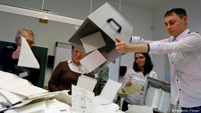 Ungarn Parlamentswahl 2018 | Auszählung der Stimmen (Reuters/L. Foeger)