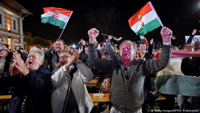 Fidesz supporters celebrate (Getty Images/AFP/A. Kisbenedek)