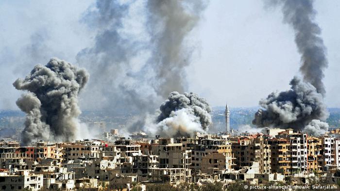 Suriye ordusunun bombaladığı Duma'da 7 Nisan Cumartesi günü çekilen bir fotoğraf