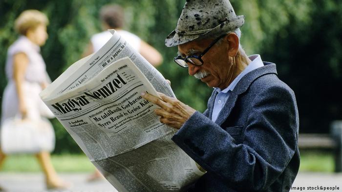 Ungarn lterer Mann liest konservative ungarische Tageszeitung Magyar Nemzet (imago stock&people)