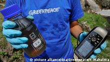 Indonesien Greenpeace-Mitarbeiter nehmen Proben am Cihaur 