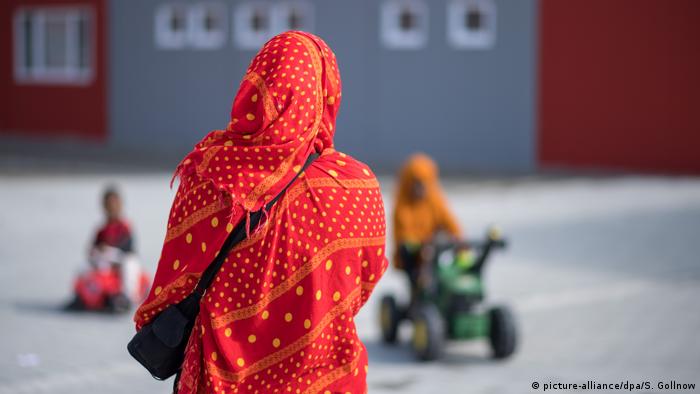 A woman standing at an asylum-seeker shelter in Tübingen, Germany (picture-alliance/dpa/S. Gollnow)