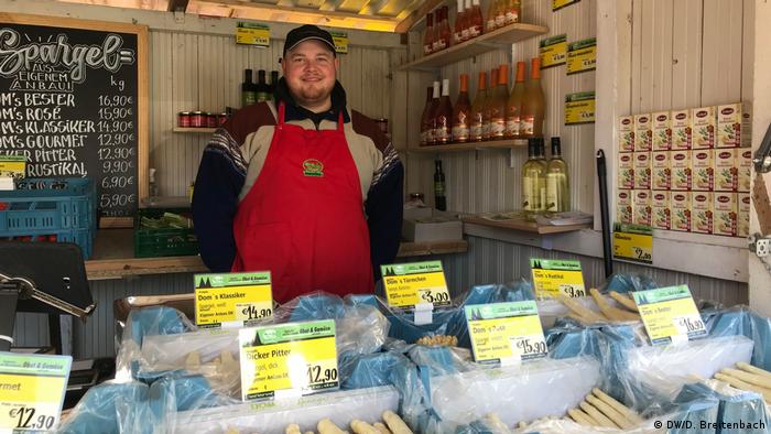 Asparagus salesman in roadside stall (DW/D. Breitenbach)