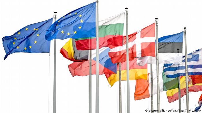 Flags of the European Union waving in Strasbourg (picture-alliance//dpa/Tass/A. Vitvitsky)