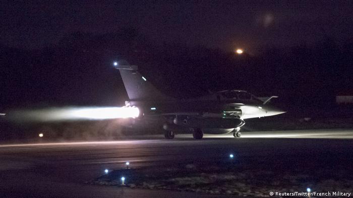 Syrien Militärschlag Flugzeug (Reuters/Twitter/French Military)