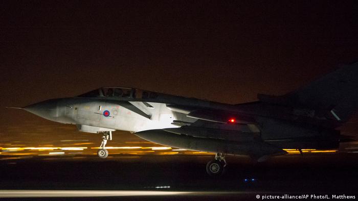 A British Tornado warplane (picture-alliance/AP Photo/L. Matthews)