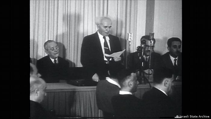 David Ben Gurion liest die Unabhängigskeits-Erklärung (Israeli State Archive)