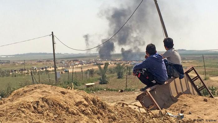 Gazastreifen Autoreifenverbrennung Jugendliche Zuschauer (DW/T. Krämer)