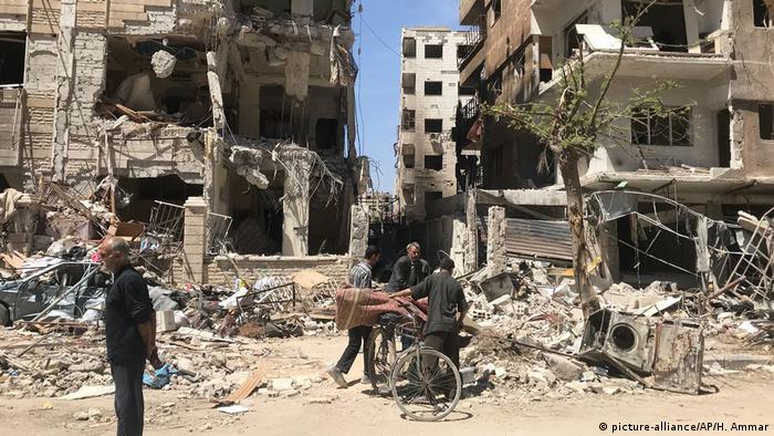 Syrien-Konflikt Duma Ruinen (picture-alliance/AP/H. Ammar)
