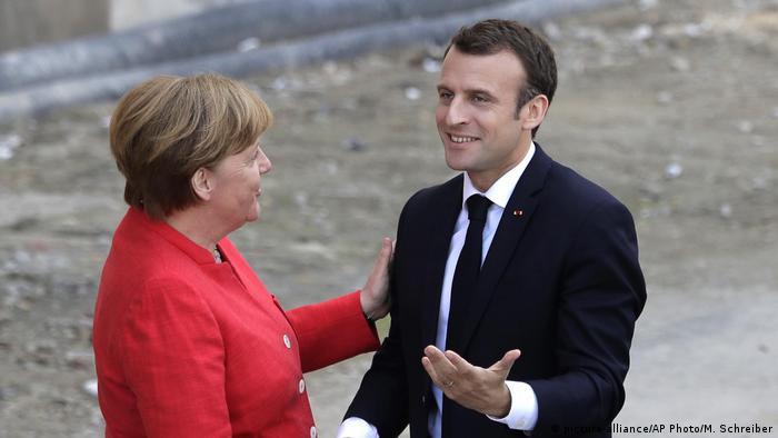Berlin Merkel und Präsident Emmanuel Macron (picture-alliance/AP Photo/M. Schreiber)