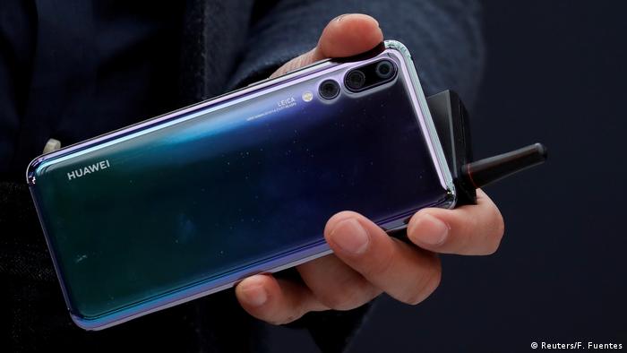 Huawei P20 smartphone (Reuters/F. Fuentes)