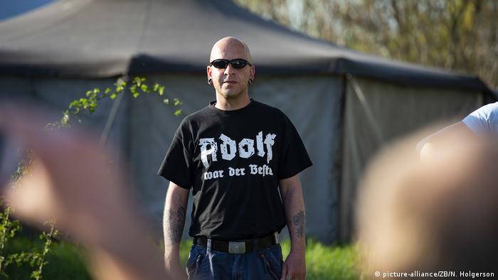Man with Adolf t-shirt (picture-alliance/ZB/N. Holgerson)