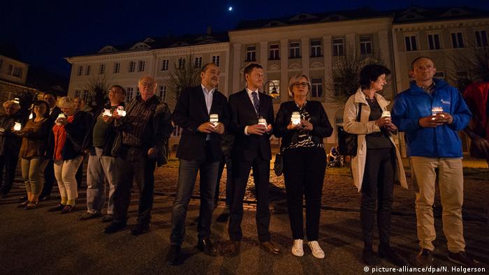 People holding candles (picture-alliance/dpa/N. Holgerson)